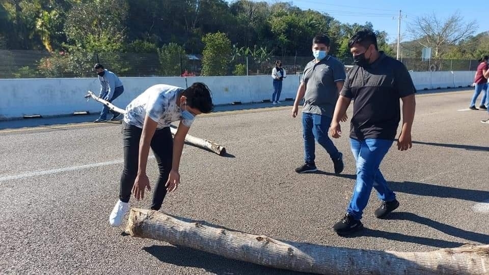 El 20 de febrero pasado, los estudiantes de la Escuela Normal Rural “Justo Sierra Méndez” de Hecelchakán realizaron un bloqueo intermitente de la carretera