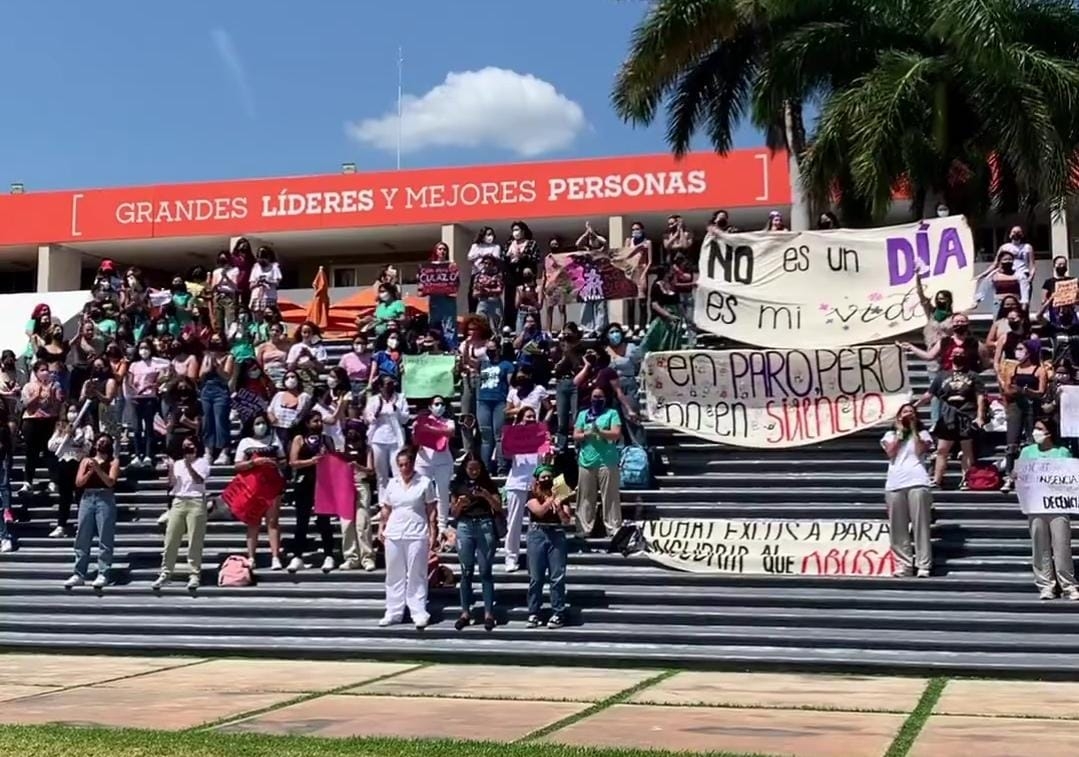 De forma pacífica, mujeres de la Universidad Anáhuac se manifestaron este jueves