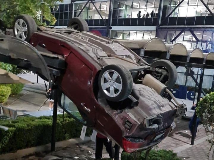 El auto cayó en una zona peatonal de la Universidad. Foto: Twitter