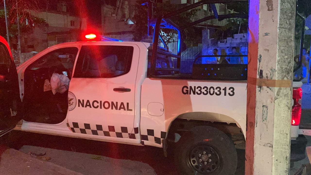 La unidad de la Guardia Nacional permaneció en el lugar tras el accidente, en espera de la Policía de Playa del Carmen, para aceptar su responsabilidada