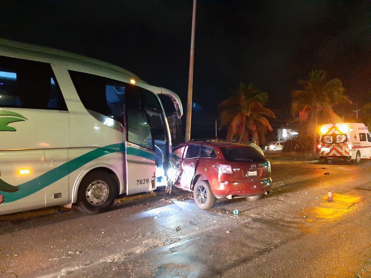 Las unidades involucradas en el accidente sobre el Boulevard Colosio de Cancún fueron removidos de la zona para evitar tráfico