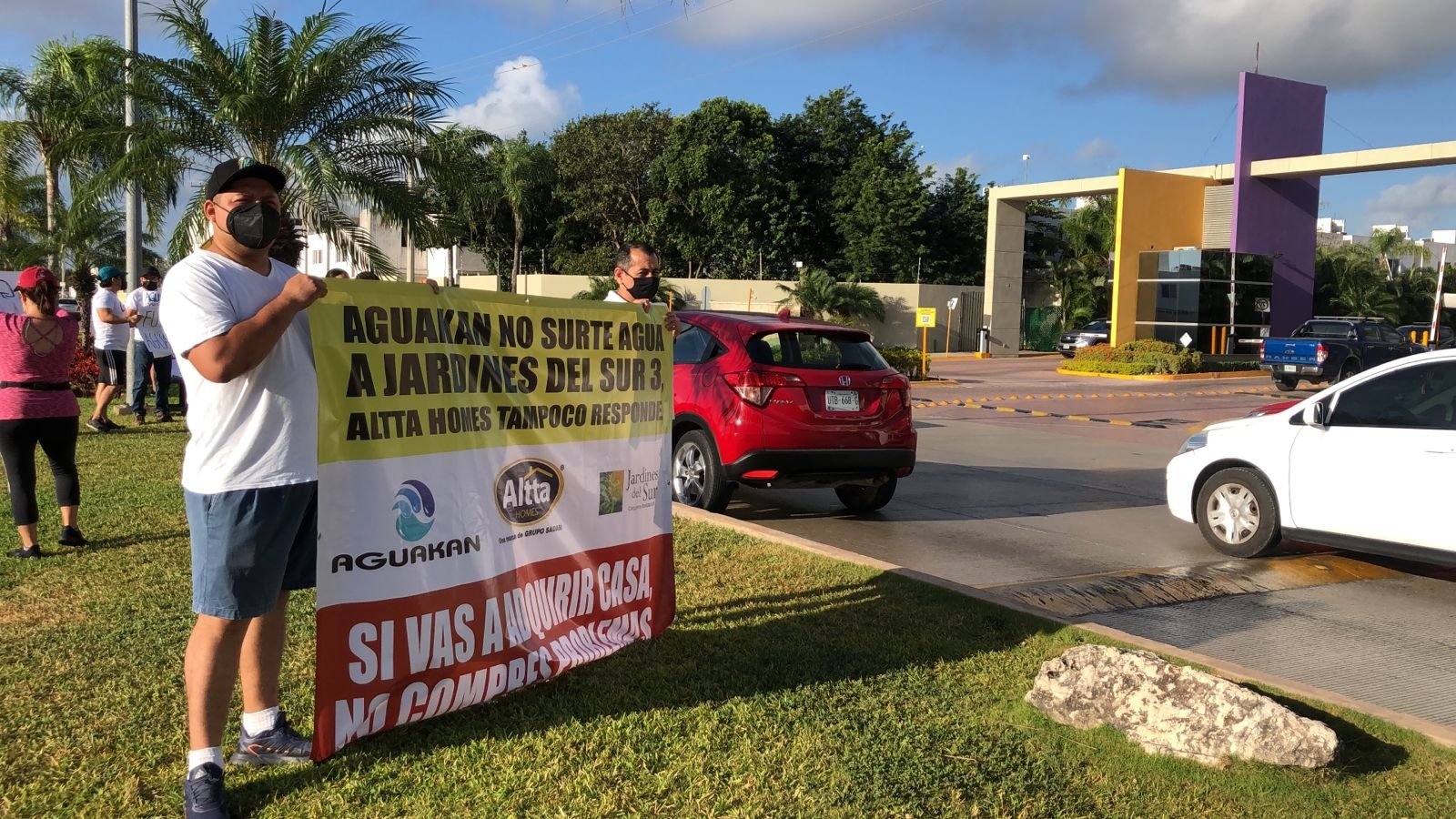 Los residentes de Jardines del Sur III en Cancún reclamaron que Aguakan y inmobiliaria Alta Homes ignoran sus reclamos