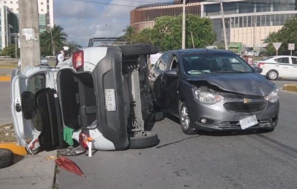 Automovilista termina volcado tras chocar en Cancún