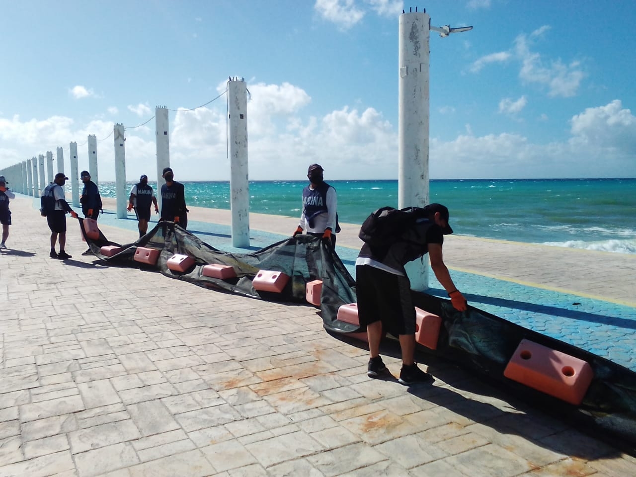 La barrera antosargazo será colocada en la franja de Playa del Carmen para evitar el recale de la macroalga en los arenales