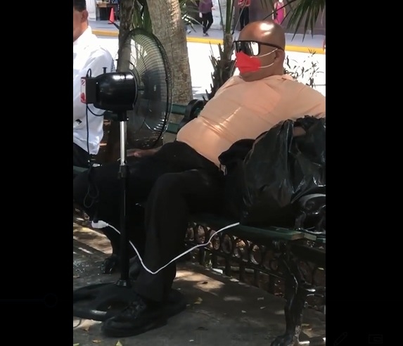 Hombre prende su ventilador... ¡en plena Plaza Grande de Mérida!: VIDEO