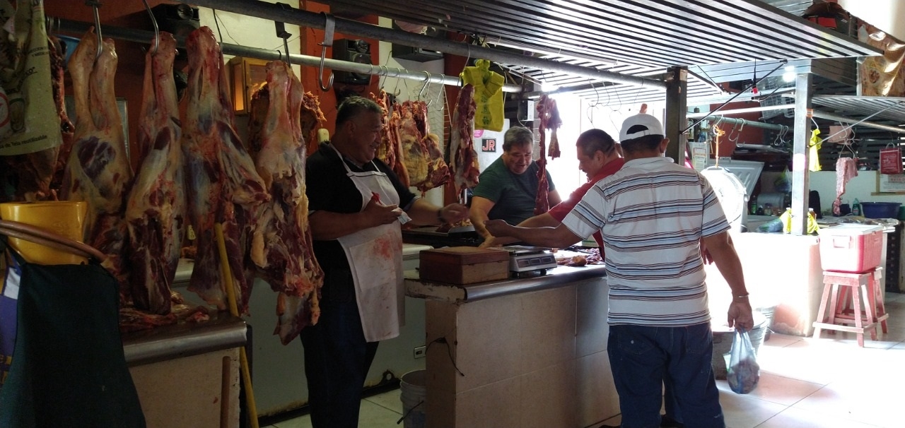 El poco ganado que aún queda es disputado por carniceros locales y foráneos