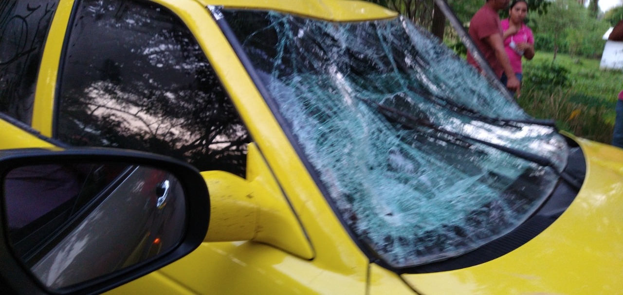 Las personas que viajaban en el auto resultaron con lesiones menores