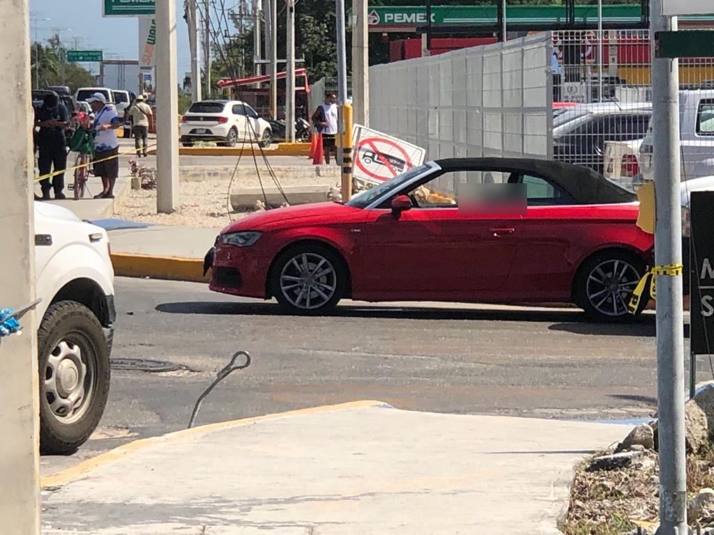 El cuerpo del canadiense permaneció en su vehículo hasta la llegada de Servicios Periciales de la FGE Q.Roo en Playa del Carmen