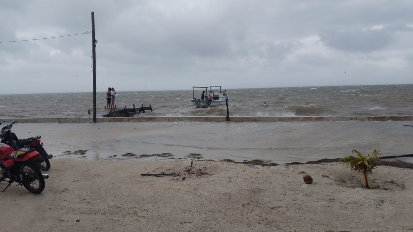 Fuerte 'norte' azota en las costas de Dzilam de Bravo este sábado