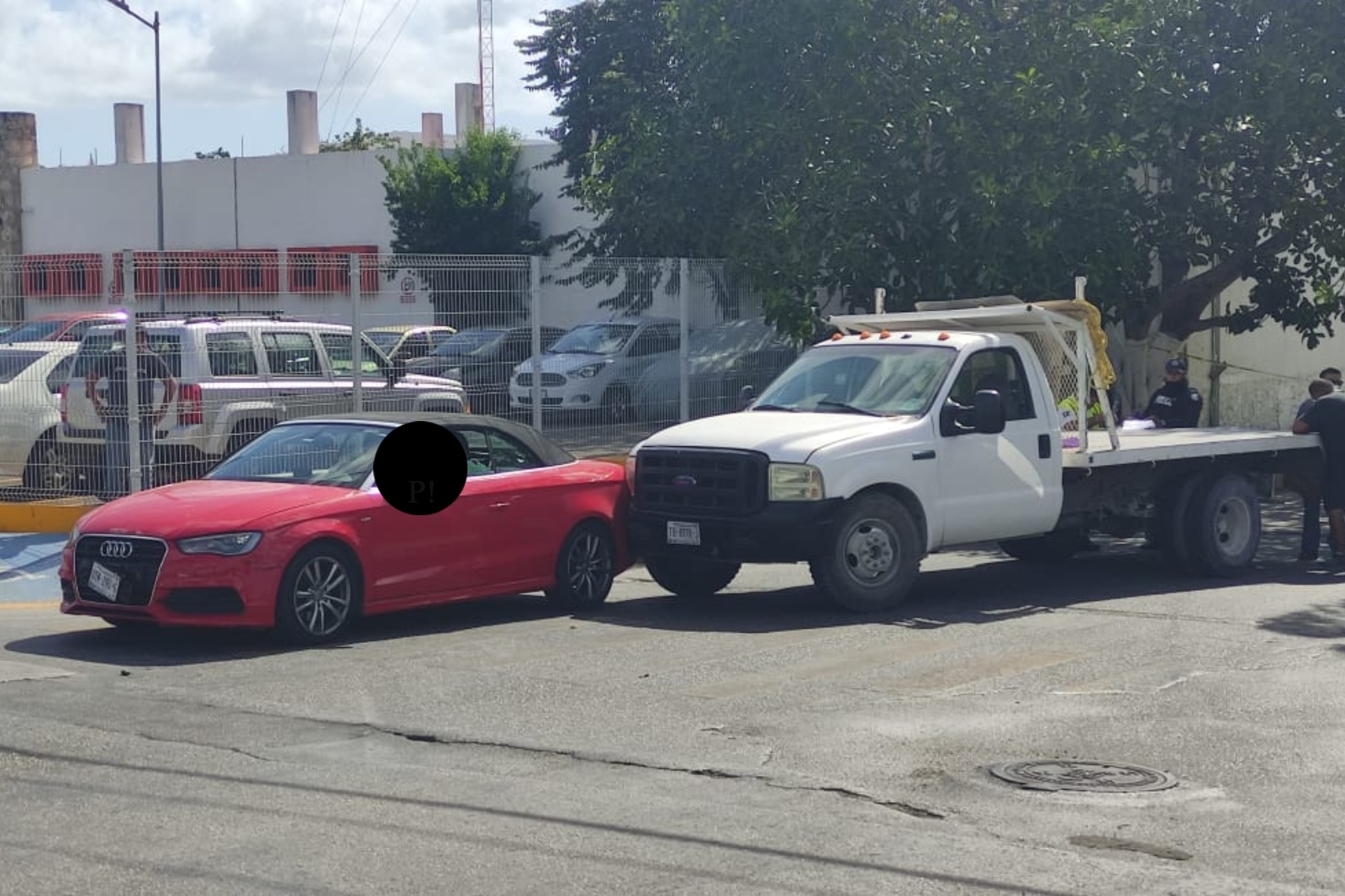 El coche del fallecido quedó sobre la avenida Xcalacoco en Playa del Carmen luego de que fuese asesinado a tiros