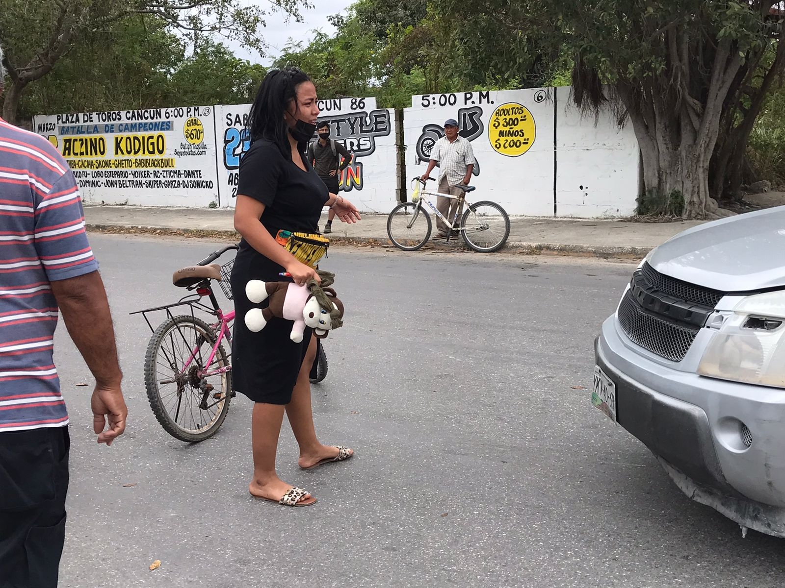 Camioneta atropella a madre e hija con todo y carriola en Cancún