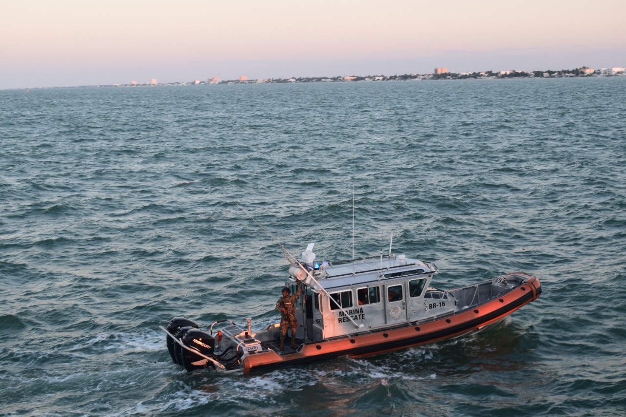 Salvan a dos jóvenes de ahogarse en Progreso, Yucatán