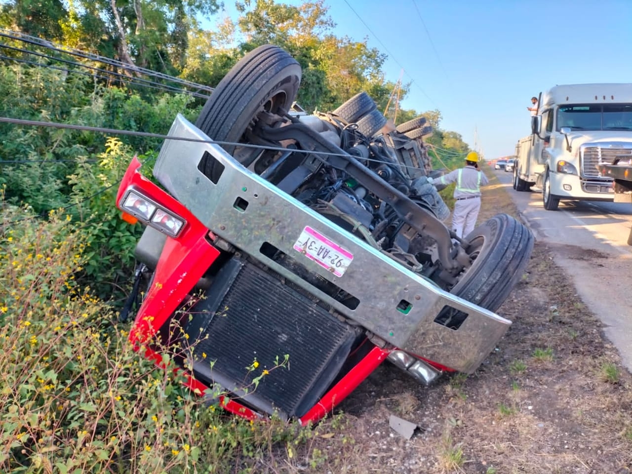 Conductor se queda dormido y vuelca tráiler en carretera federal a la altura de Punta Venado