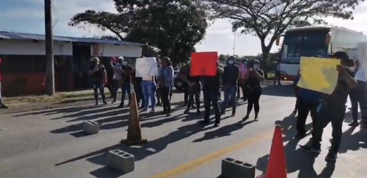 Padres de familia bloquean carretera en Atasta pidiendo mejor seguridad para los estudiantes