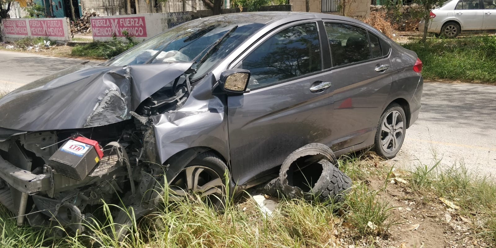 Conductor dormita y choca contra un señalamiento del Periférico de Mérida