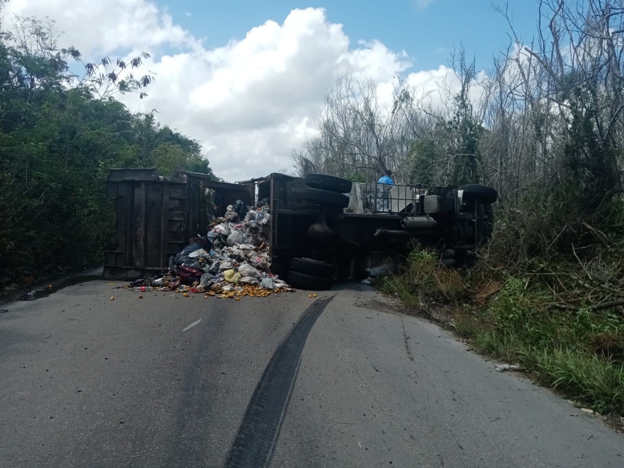 Vuelca camión recolector de basura de Playa del Carmen