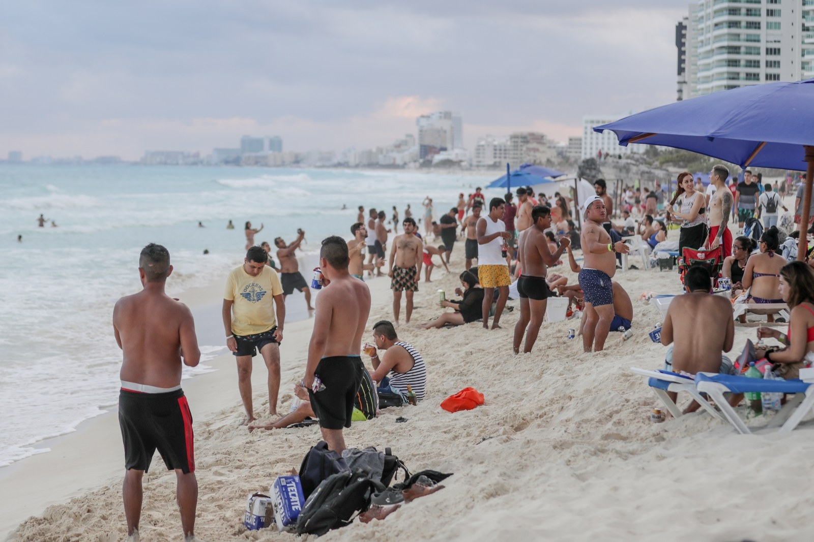 Miles de vacacionistas ya abarrotan las diferentes playas del país