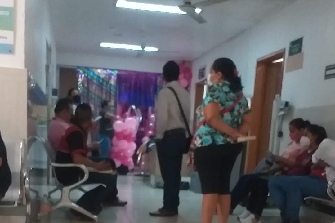 Exhiben 'pachanga' en el IMSS Chetumal mientras pacientes esperan atención