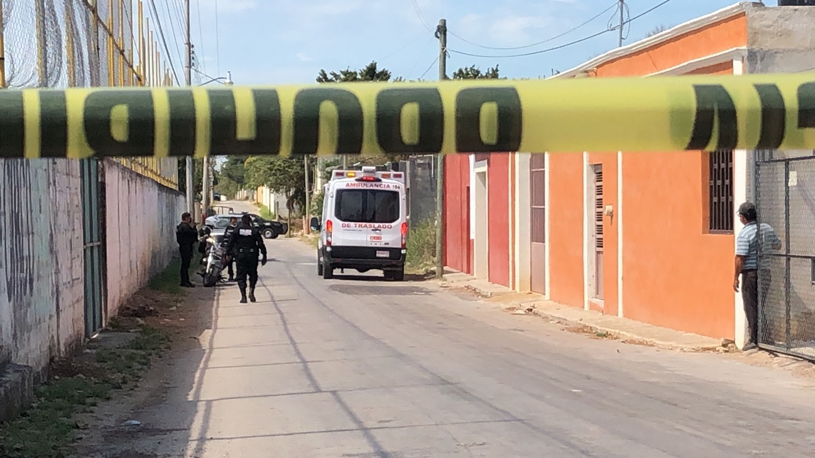 Hombre da un mal paso y se electrocuta en un salón de fiestas en Campeche