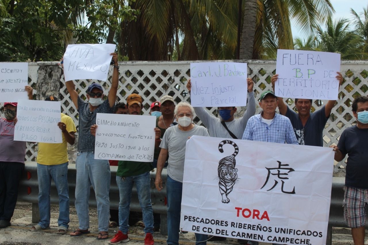 Un grupo de 20 pescadores realizaron la manifestación bajando el Puente Zacatal