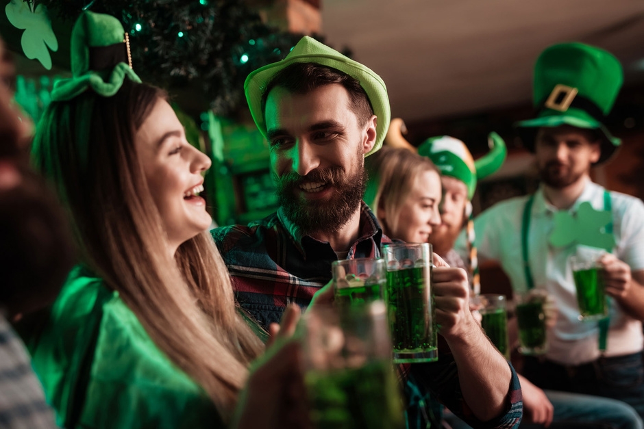 ¿Cuándo se celebra el Día de San Patricio y por qué se debe de tomar cerveza?