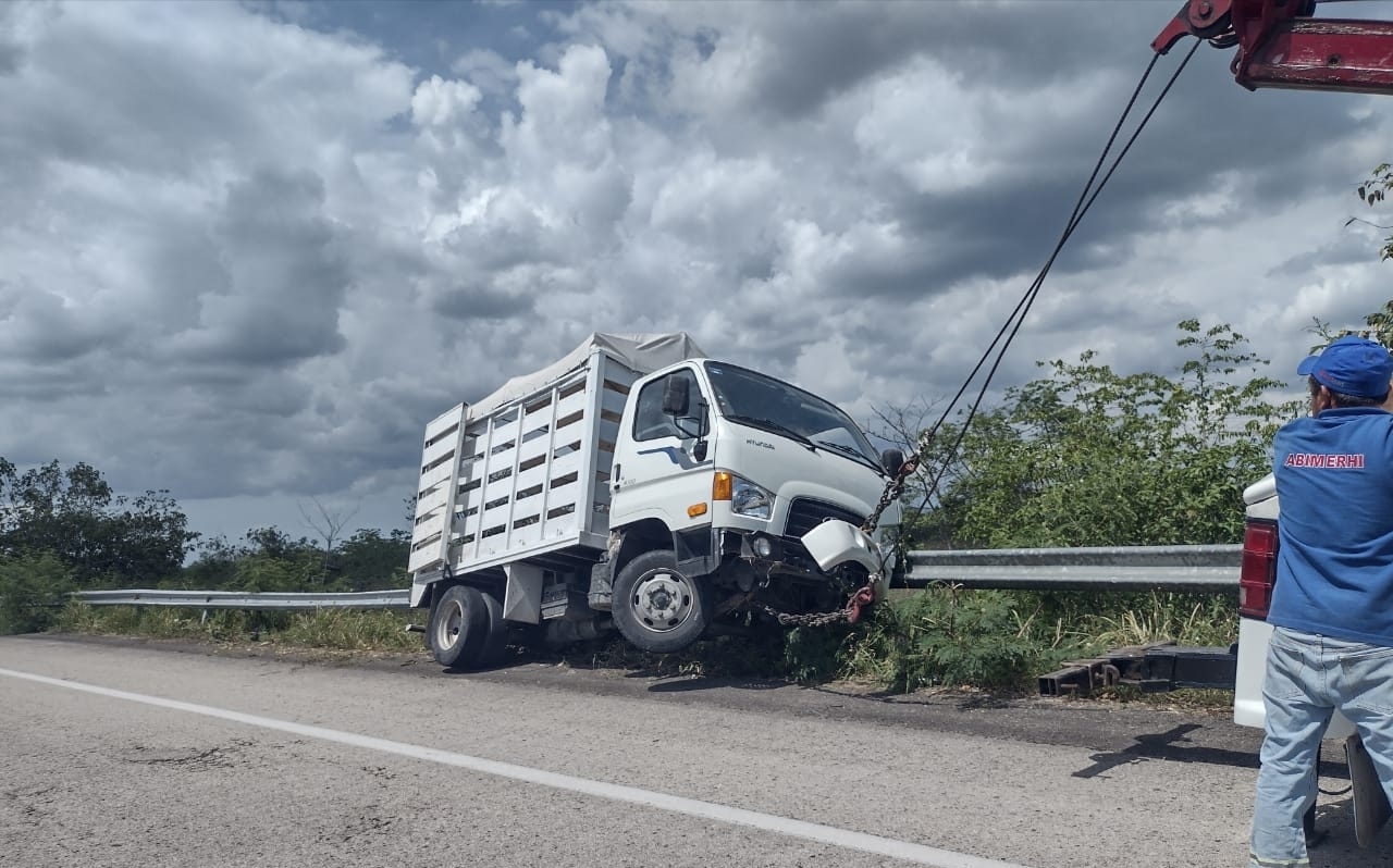 Camión de carga se estrella en la carretera Mérida-Tizimín dejando varios daños