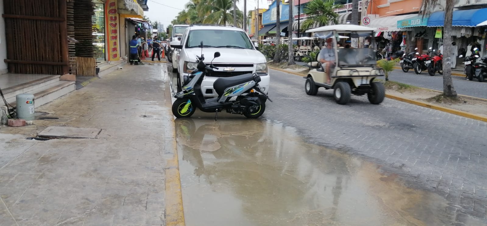 Aguas negras 'inundan' Centro Histórico de Isla Mujeres