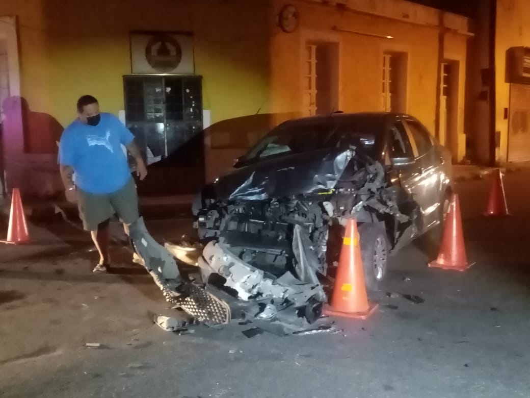 Conductor no respeta el alto y provoca accidente en Mérida