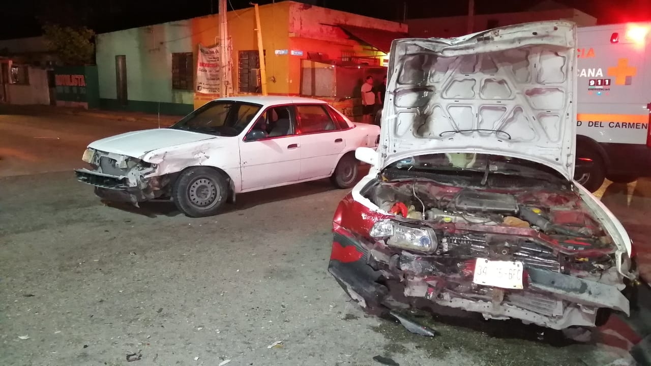 Conductor se pasa el rojo y provoca severo accidente en la colonia Tecolutla