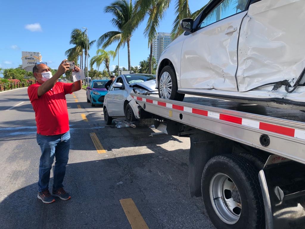 Accidente entre particulares deja daños por varios miles de pesos en boulevard Kukulkán