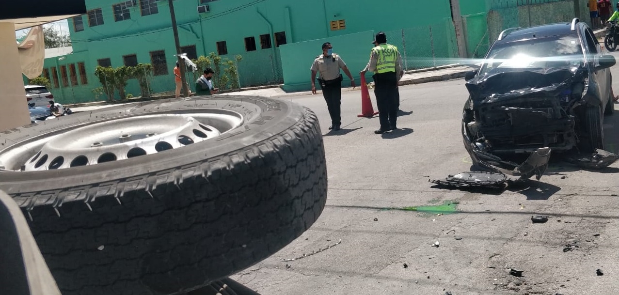 El percance terminó con daños en ambas unidades