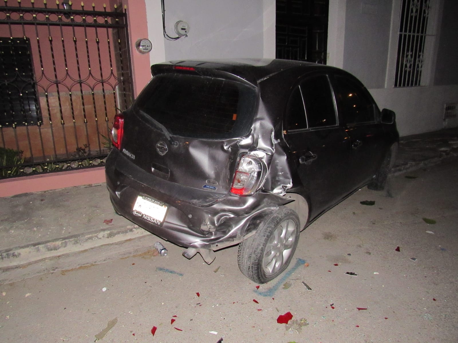 Conductor de combi en estado de ebriedad choca contra un auto estacionado en Mérida