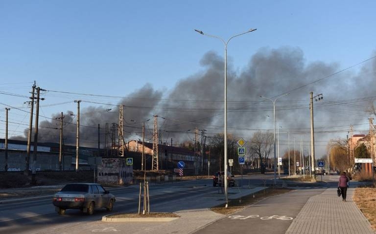 Rusia bombardeó hoy, 18 de marzo de 2022, las inmediaciones del aeropuerto de Leópolis, Ucrania, cerca de la frontera con Polonia