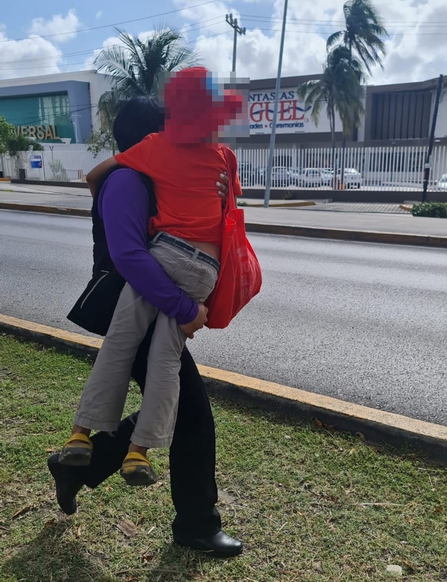 Rescatan a menor de edad que pedía limosna en una calle de Cancún