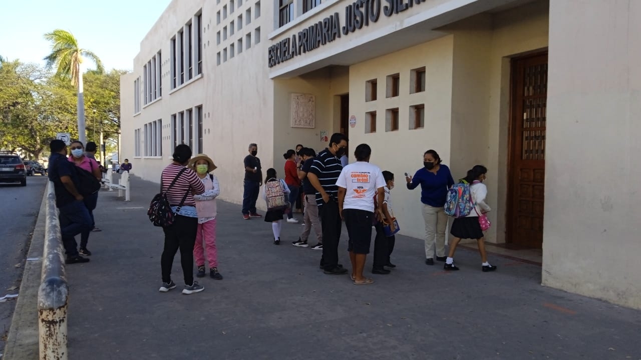 Los menores fueron recibidos con medidas sanitarias en las estradas de las escuelas de Campeche