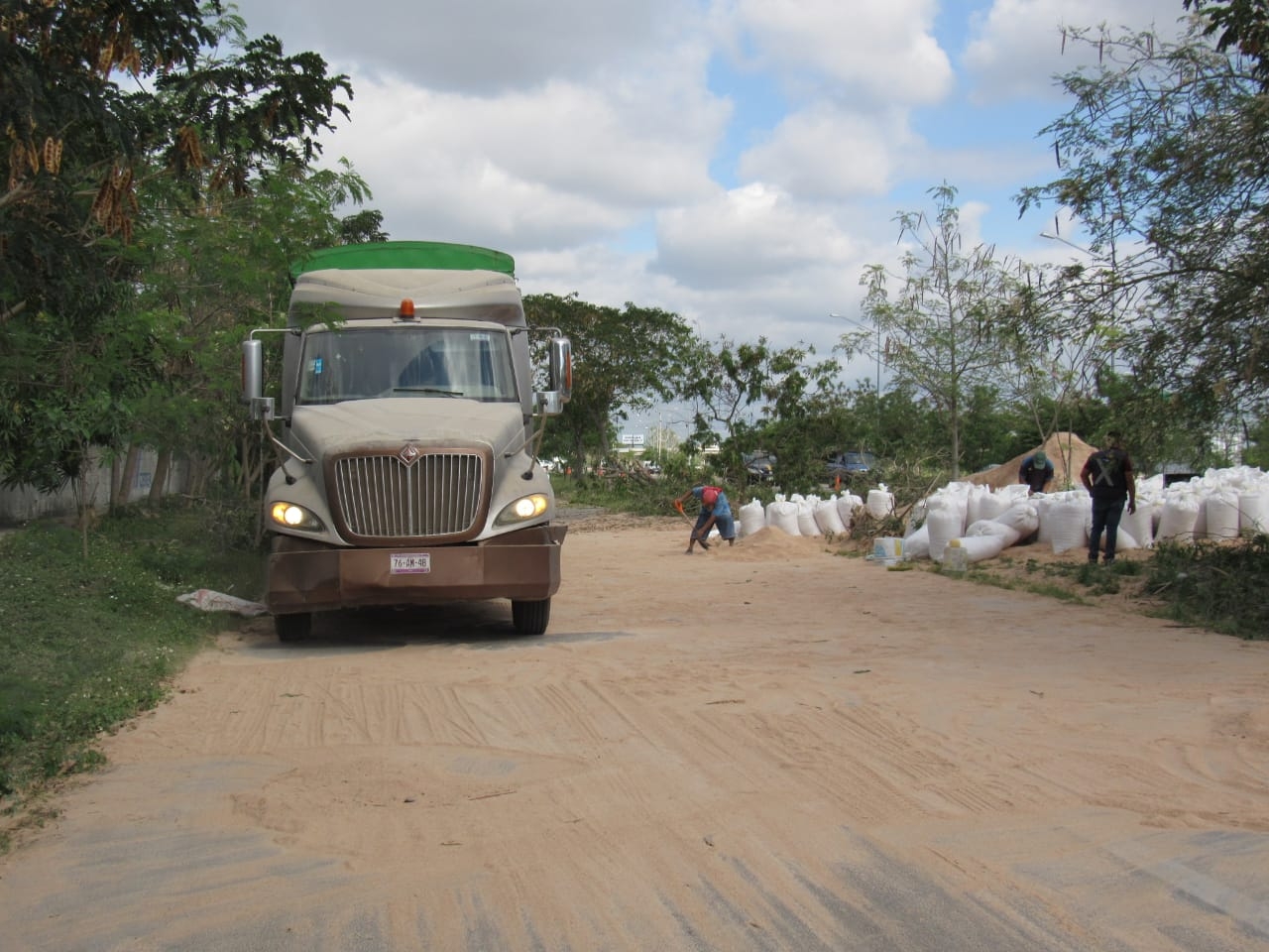 Vuelca tráiler con 18 toneladas de trigo sobre el Periférico de Mérida