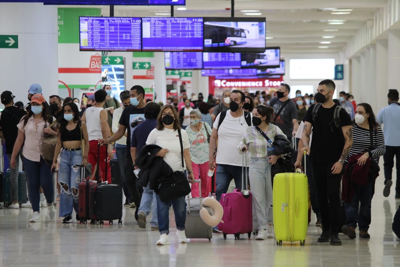 Las diversas aerolíneas que presentan atrasos aún no notifican los nuevo horarios de salida desde Cancún