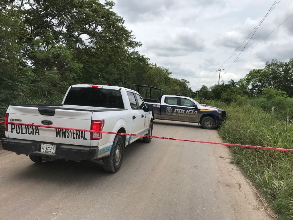 Policías cerraron el paso de la vía corta a Mérida en Bacalar para permitir que Servicios Periciales realizara las indagatorias en el sitio del hallazgo de los cuerpos embolsados