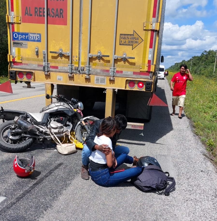 Pareja de motociclistas derrapa contra un tráiler en Felipe Carrillo Puerto