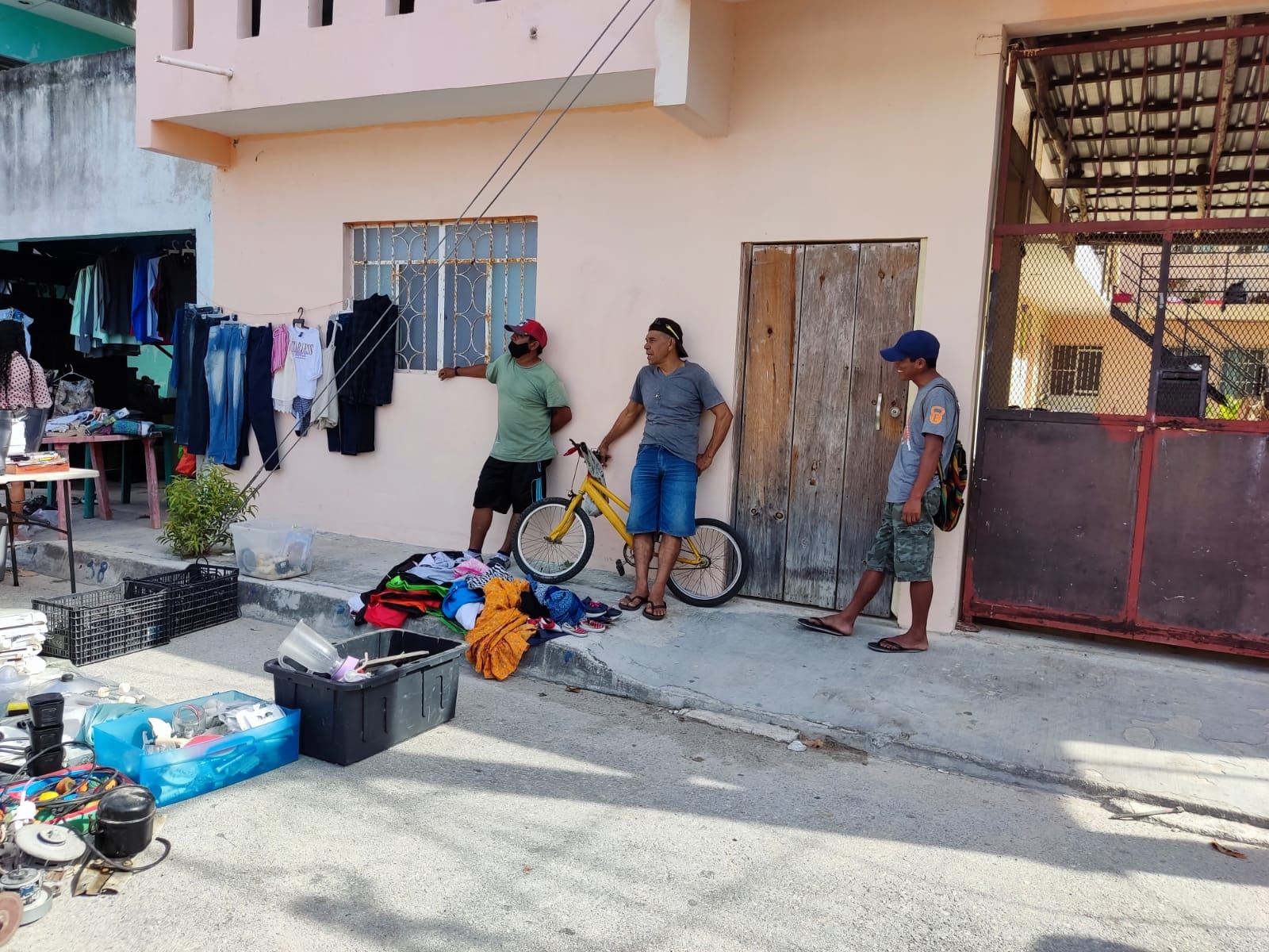 ¡Despechados! Hombres venden pertenencias de sus ex en tianguis de Playa del Carmen