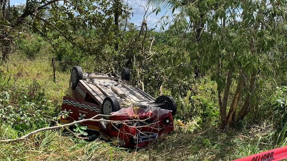 ¡Aparatoso! Vuelca taxi en Escárcega; hay una joven herida