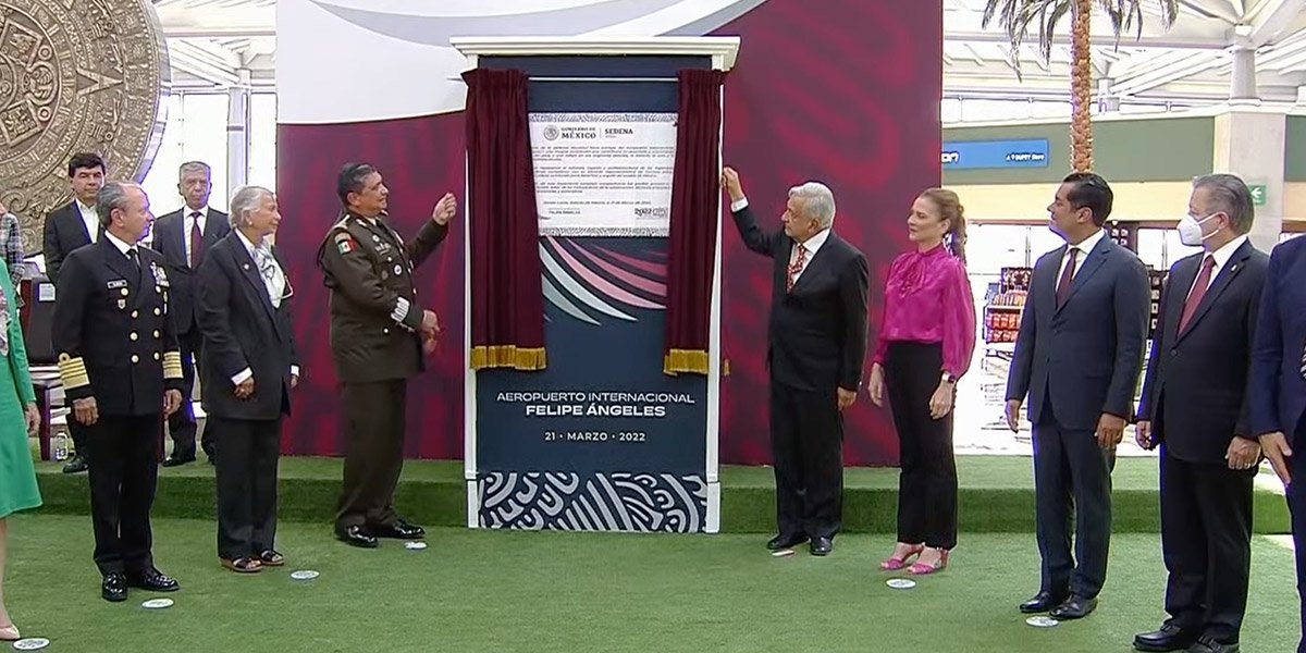 AMLO devela placa de inauguración del AIFA y firma como testigo de honor