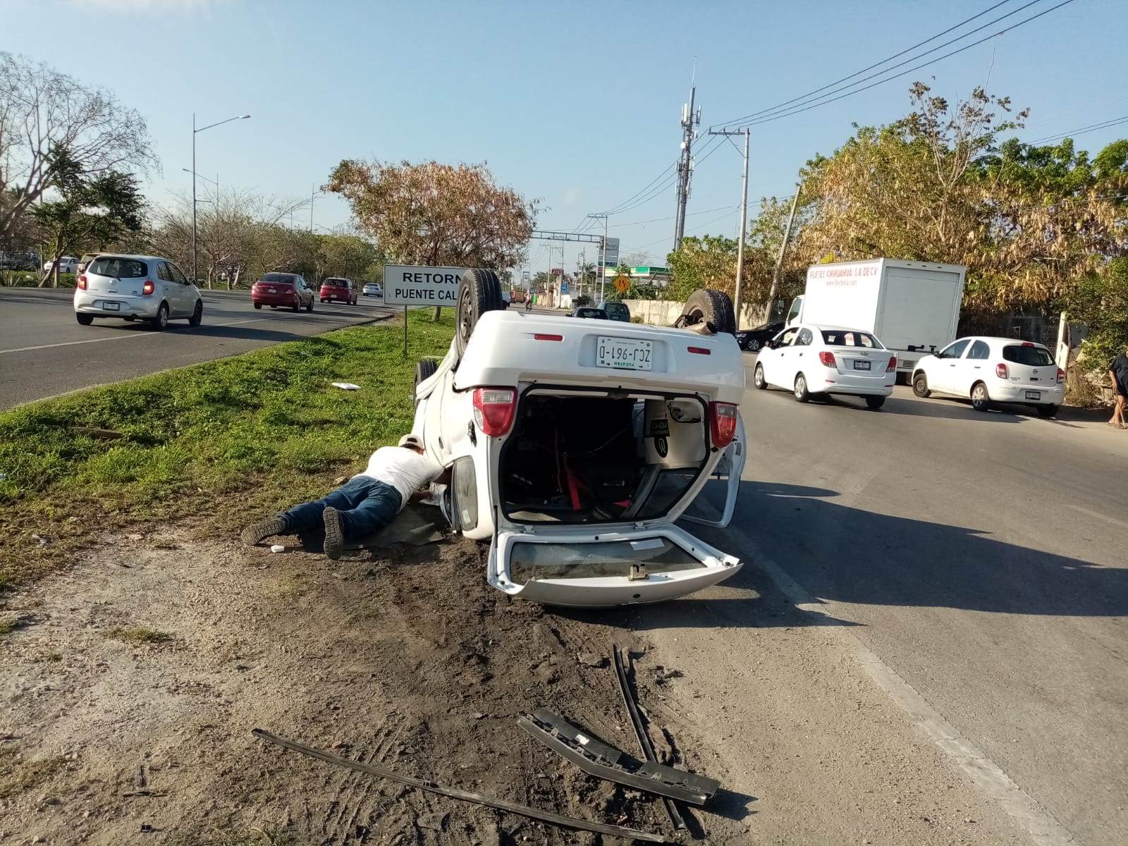 El automóvil quedó sobre su toldo luego de impactarse contra un camión al tratar de incorporarse a la lateral del Periférico de Mérida