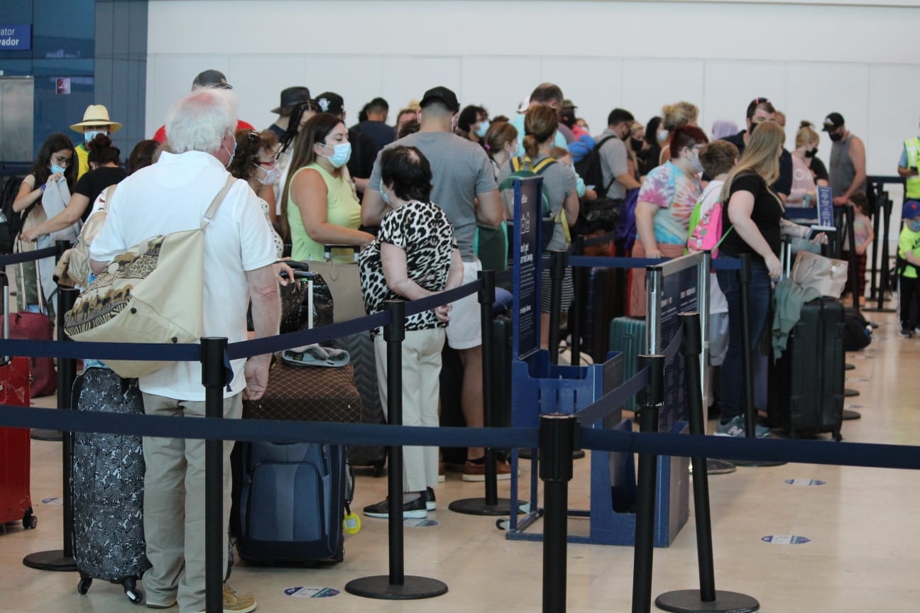 Cerca de 300 personas se encontraban en el aeropuerto de Cancún esperando sus salidas; vuelos a EU presentaron retrasos