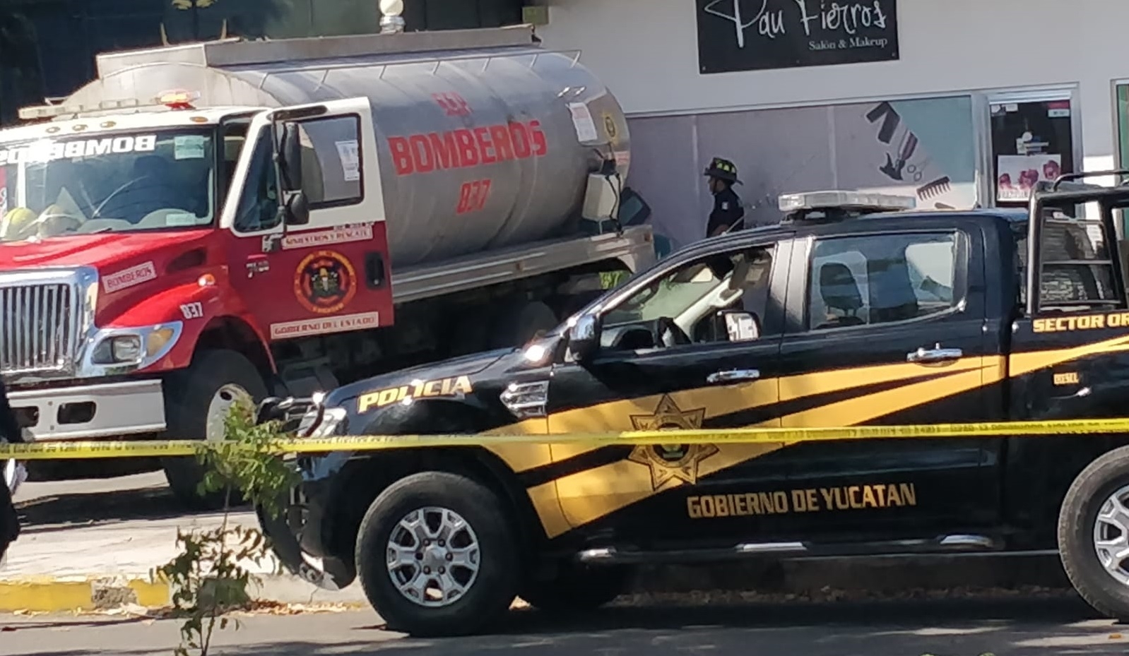 Elementos del cuerpo de bomberos de la SSP arribaron al lugar de los hechos para combatir el fuego que se generó