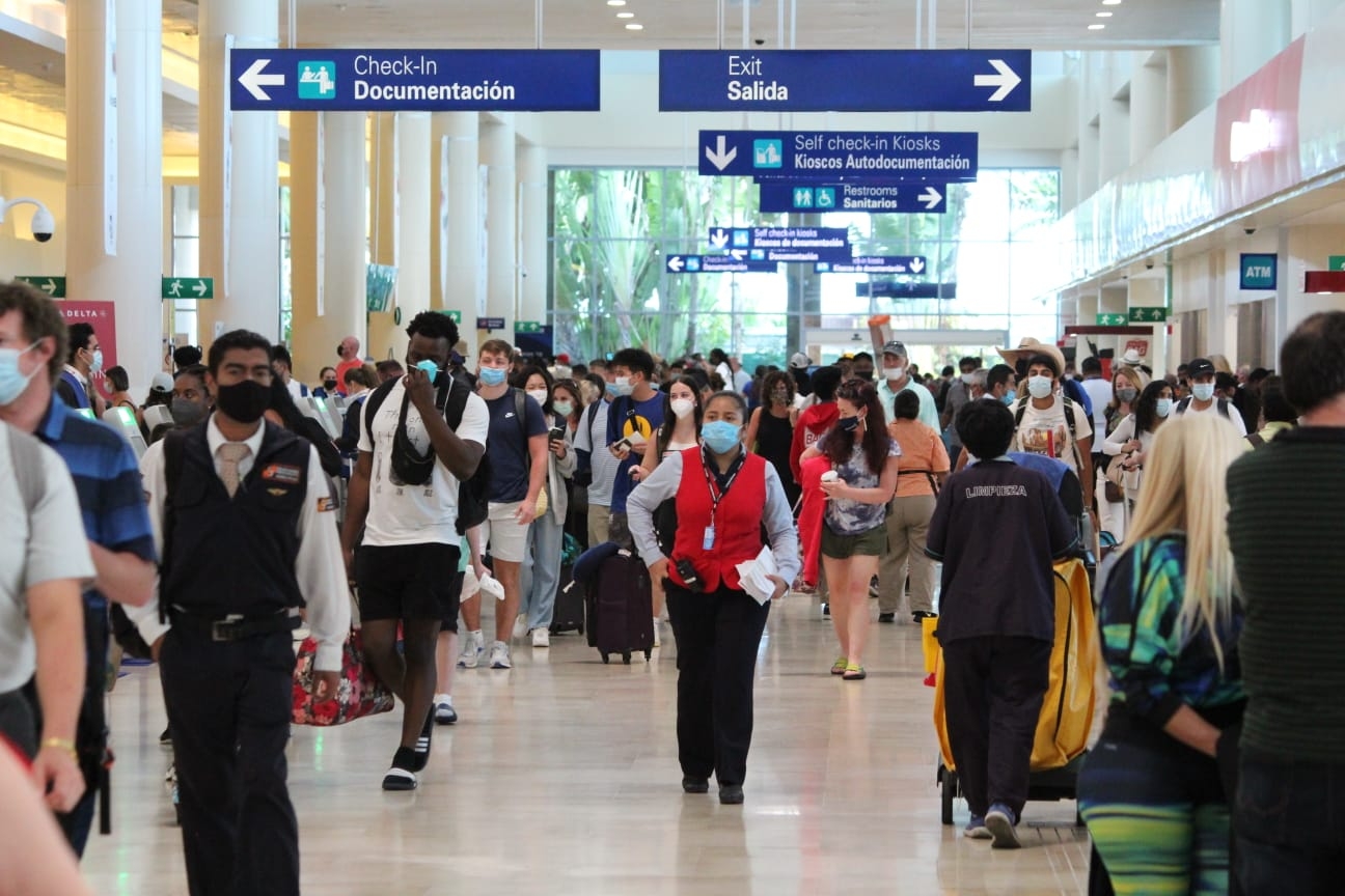 El aeropuerto de Cancún reportó la cancelación de dos vuelos nacionales, uno de Volaris y otro de VivaAerobus