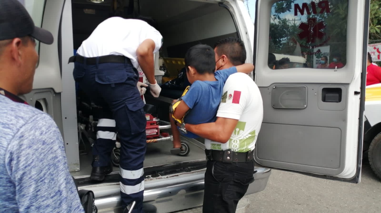 El menor fue valorado por paramédicos tras el choque entre dos mototaxis en el cruce ce las avenidas Kabah y Tules en Cancún