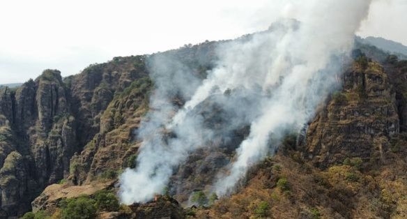 Se registra incendio en el cerro del Tepozteco; la llamas no cesan