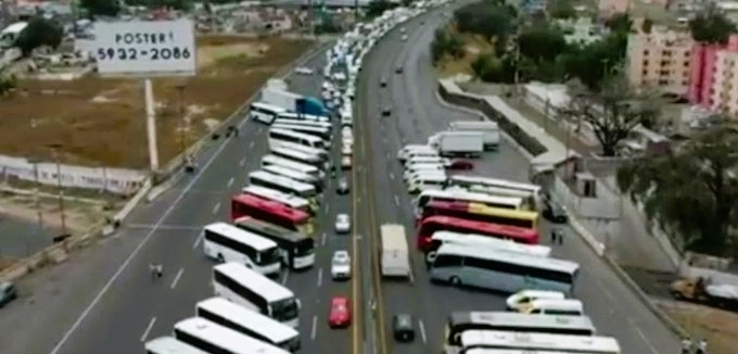 Transportistas liberan carreteras, tras más de 10 horas de bloqueos