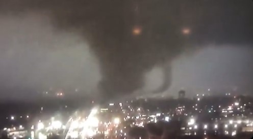 Tornados azotan diversas zonas de Estados Unidos; captan uno durante la noche en Nueva Orleans